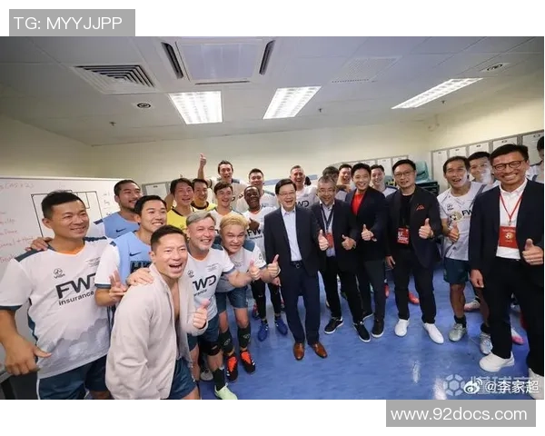 足球明星亲自送出限量版球衣与球迷互动引发热潮