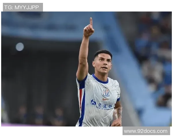 足球明星咬球服引发热议背后故事揭秘球迷反应不一